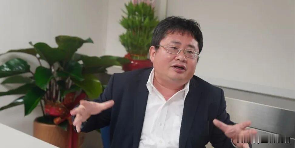 这个家伙叫“矢板明夫”，原名叫“荆涛”，是吃中国饭长大的日本二战遗孤第二代…
