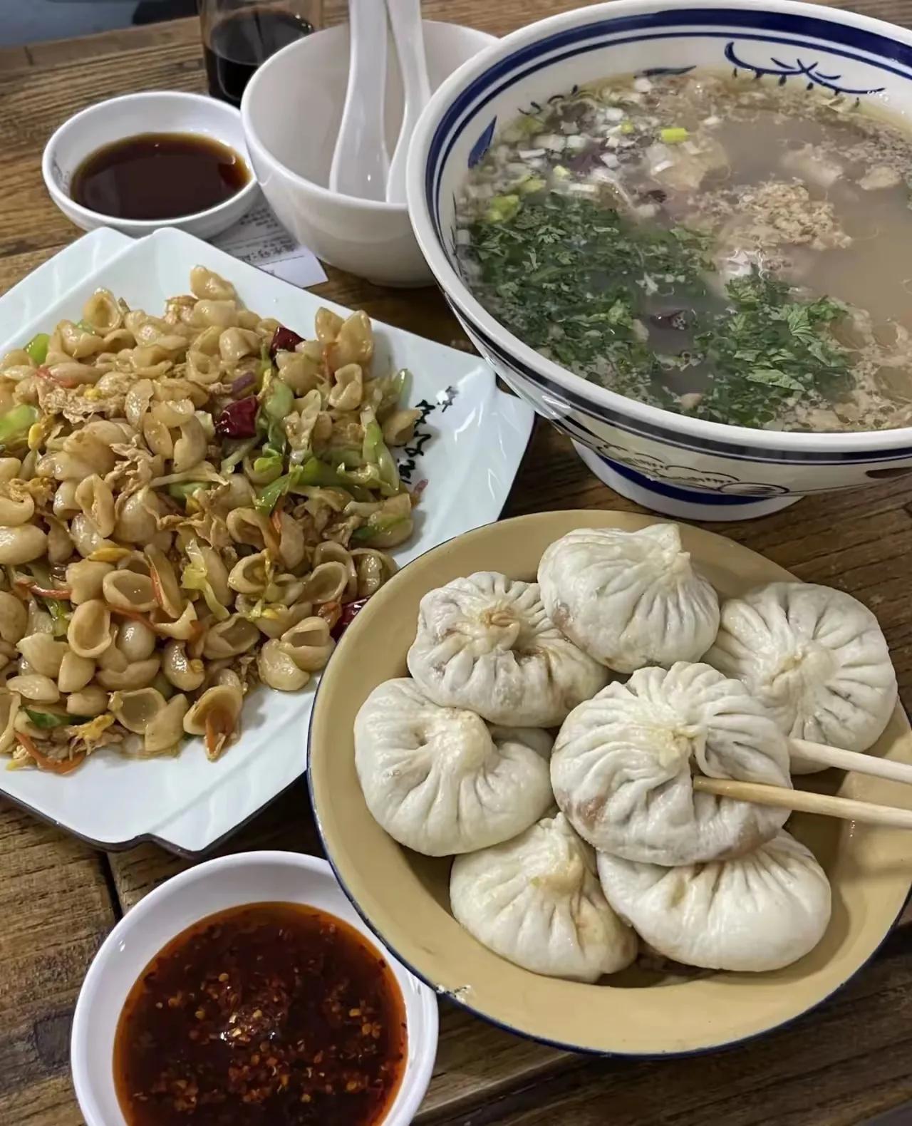 这顿饭你觉得怎么样？南方人可能不爱吃，我一个北方人看见都要流口水了。