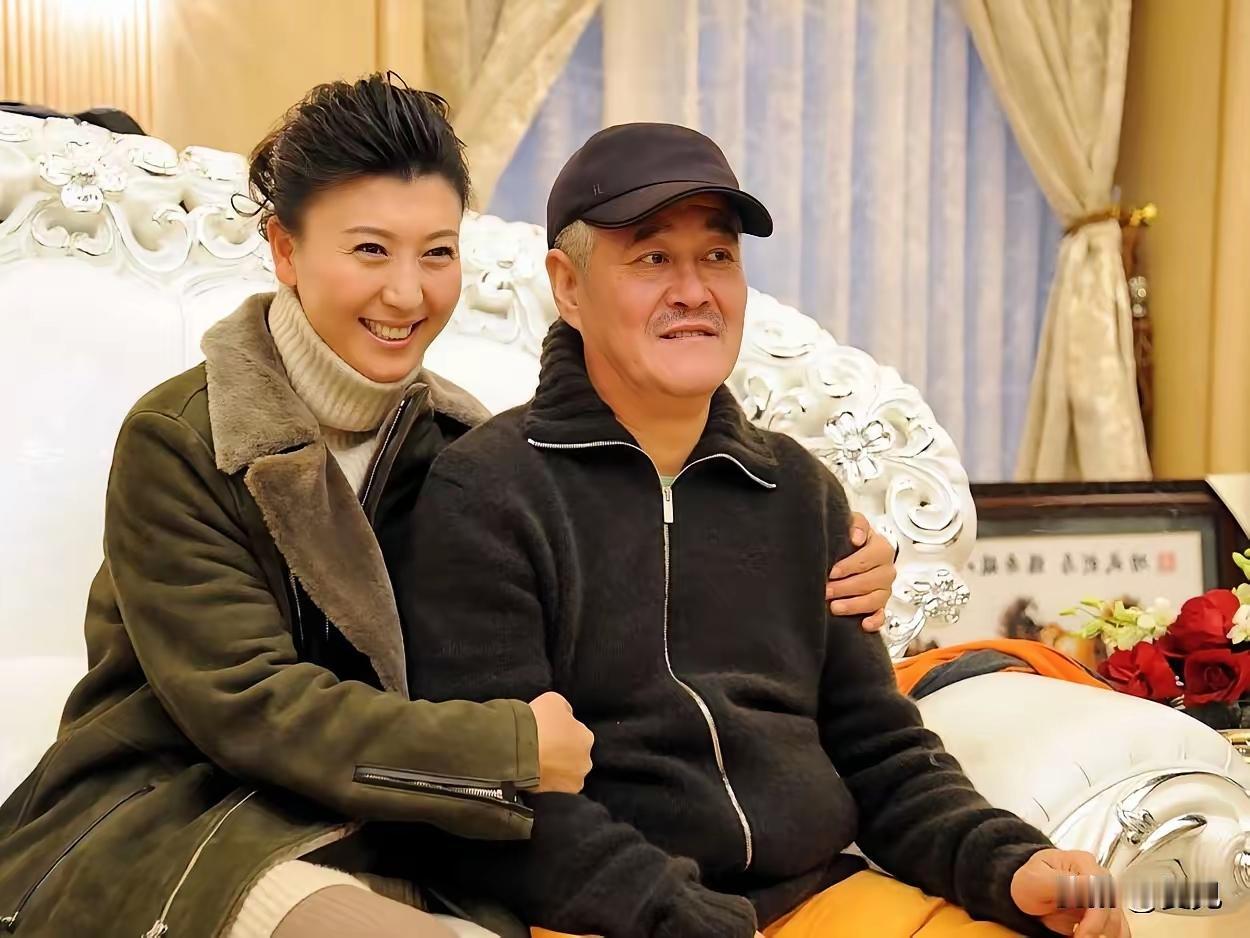 赵本山被迫作业，五大三粗的汉子羞涩的像一个小姑娘。阎学晶大咧咧的像一个粗爽汉子，