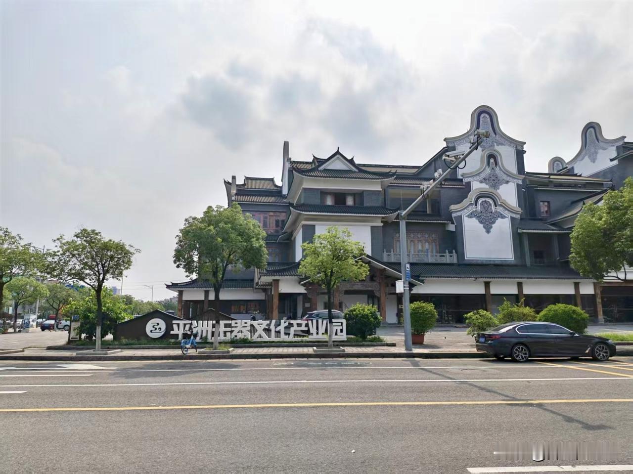 佛山平洲玉器珠宝小镇(免费)
地址:
平洲玉器珠宝小镇主点：广东省佛山市南海区一