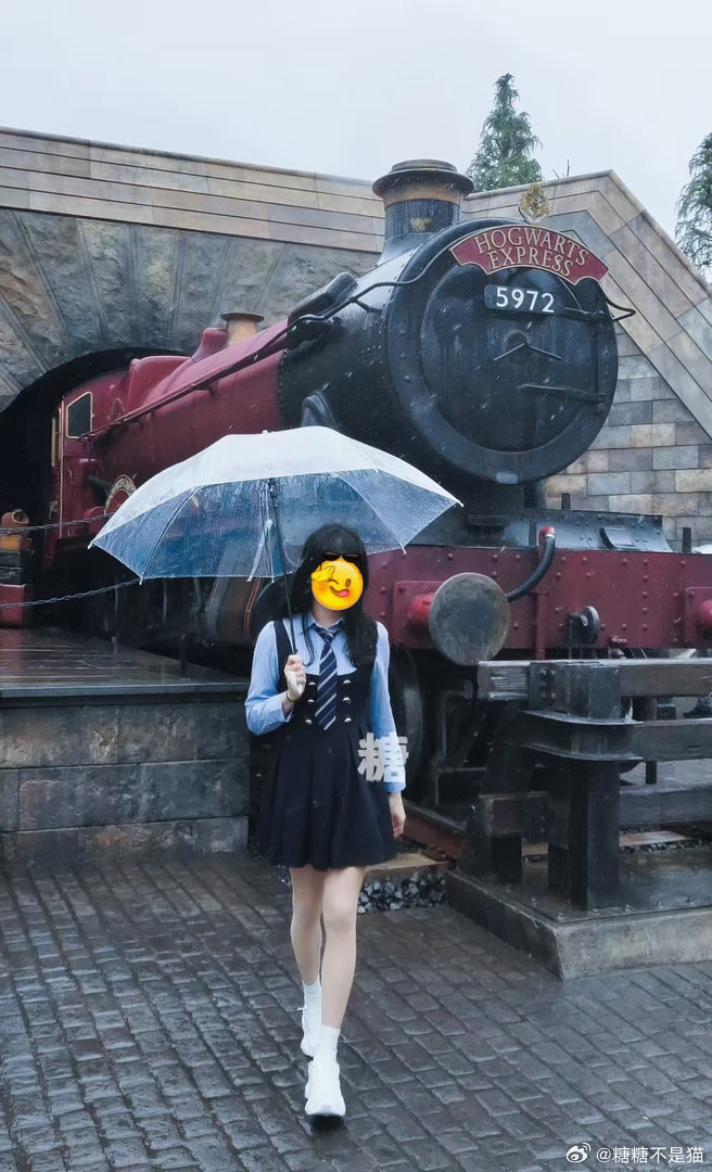 慢慢发现，鲜活的人，都愿意为热爱浪费一点时间。绕路买一杯饮品，驻足逗逗路边小猫，