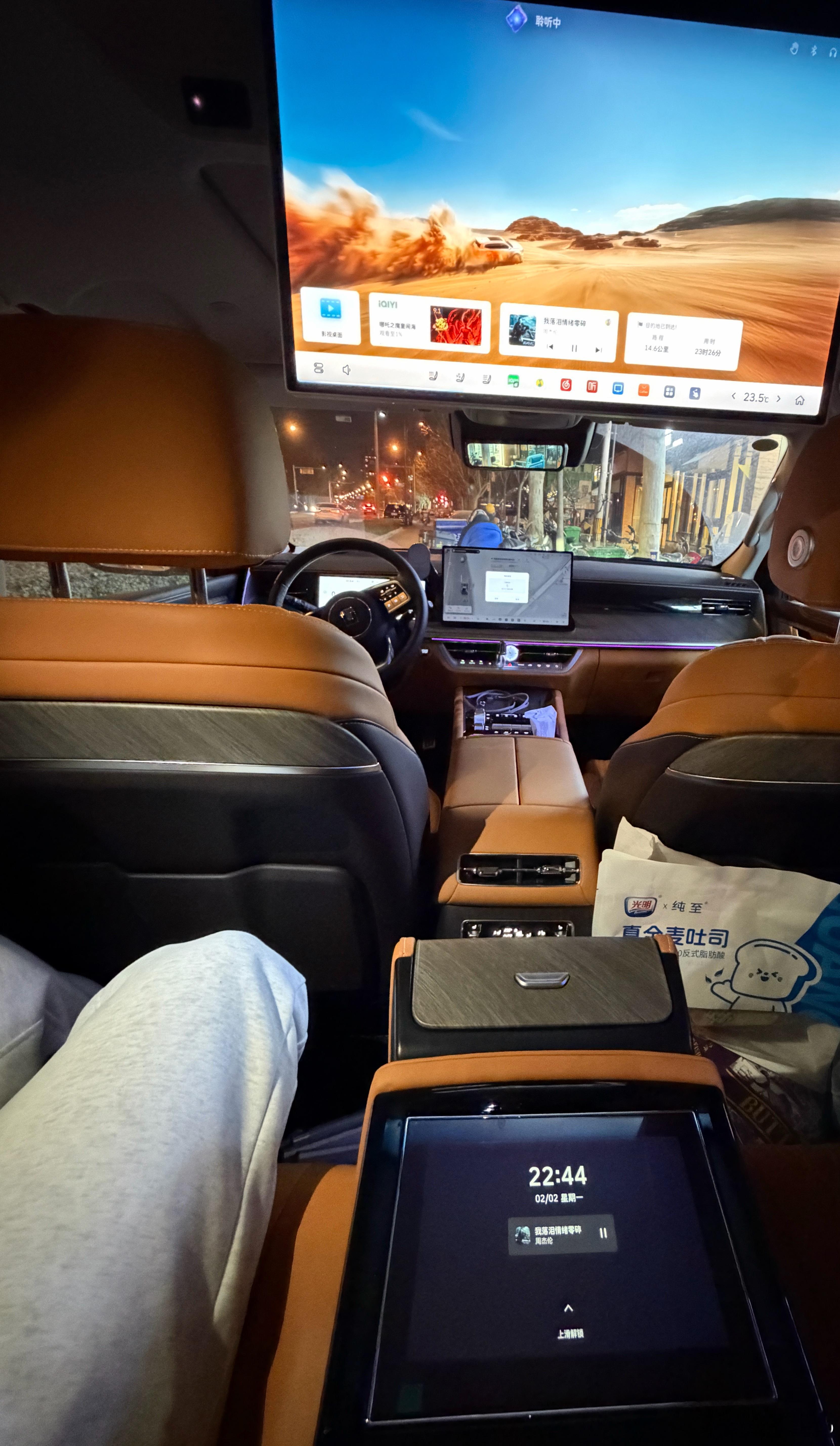 喝点酒，叫了个代驾，我坐后排原来坦克500的后排这么舒服我以为30多万花越野和安