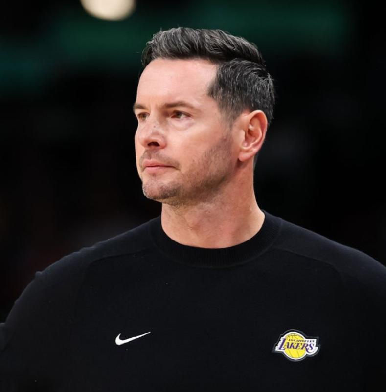 雷迪克也是个甩锅大师啊！
湖人输给火箭的赛后采访，说什么“我们是一支糟糕透顶的球