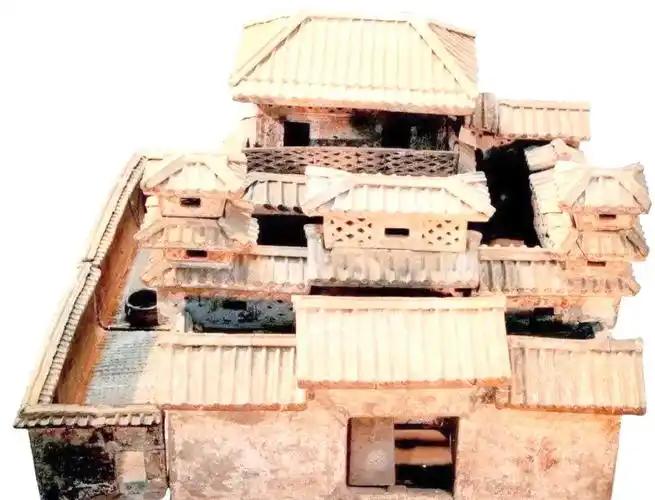 汉代民居针对潮湿环境形成了一套完整的防御体系，通过抬高台基隔绝地气、构造隔湿层阻