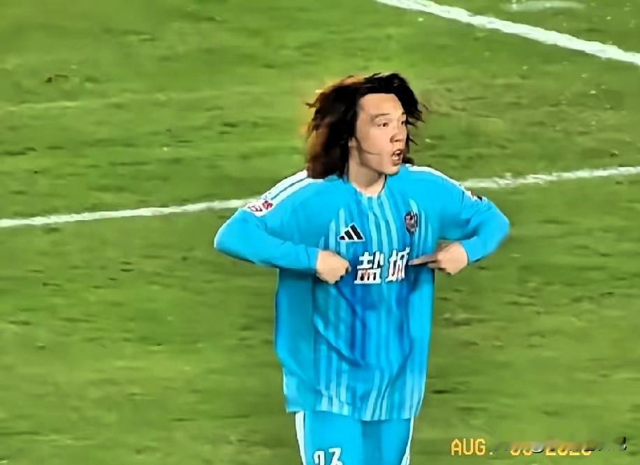 盐城补时绝平无锡，扳平是战术、体能、意志共同作用的结果。上半场无锡早早破门领先后