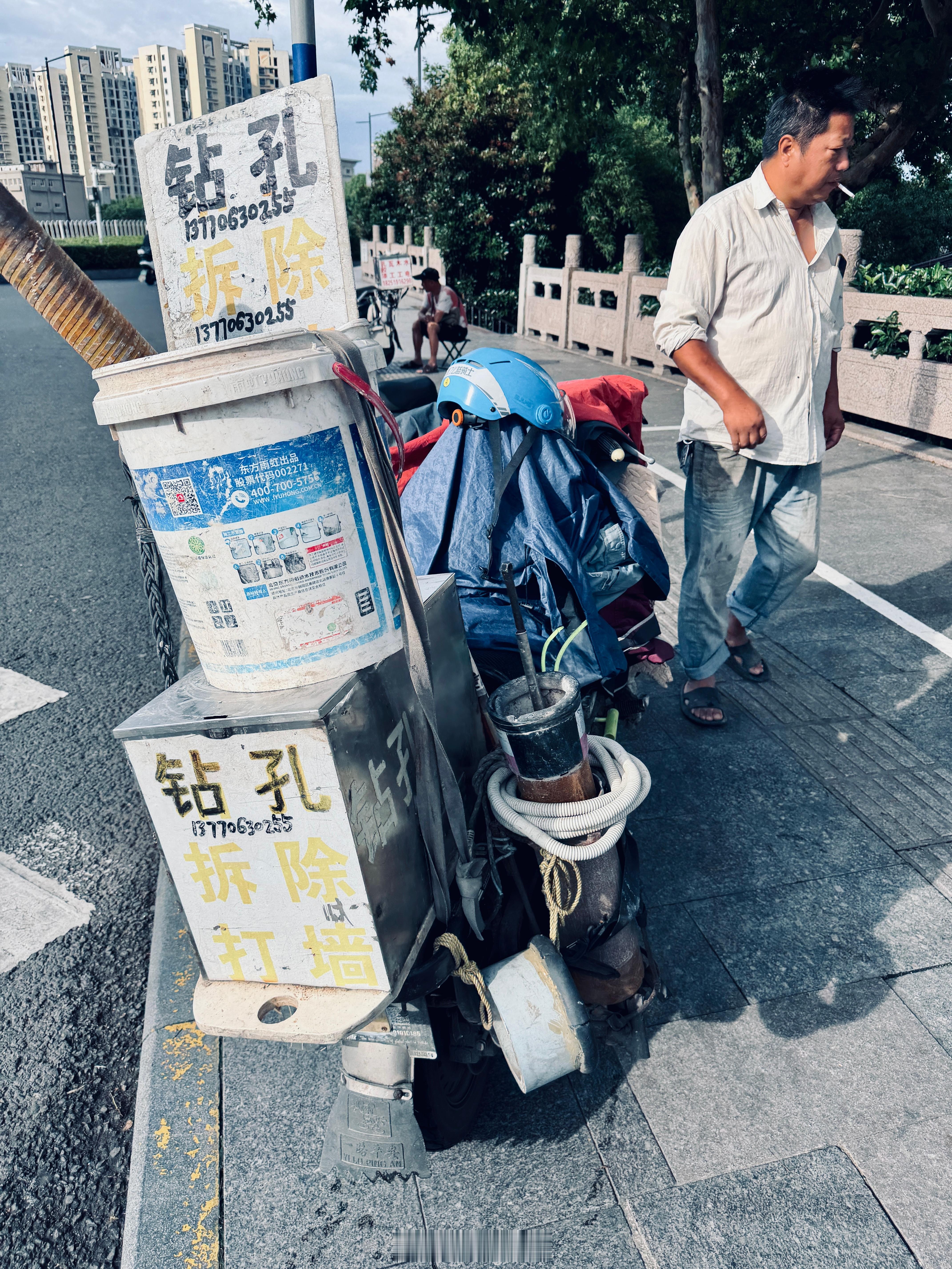 早晨刚跑完步，就在汉中路桥头看见城市最早上工的人。 
