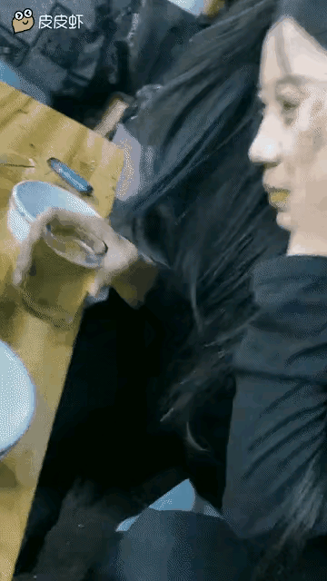 喝酒的美女清雅脱俗的美到底长啥样？ 喝酒够豪爽。