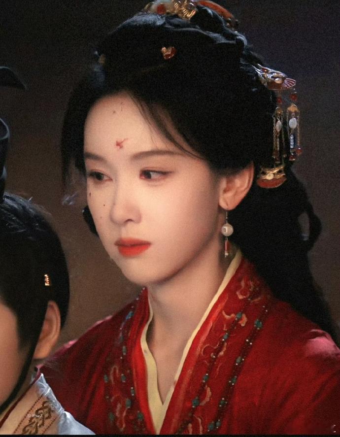 陈都灵30天涨粉超12万 真的越看越感慨，低调拍戏的人终会发光，陈都灵不靠炒作，