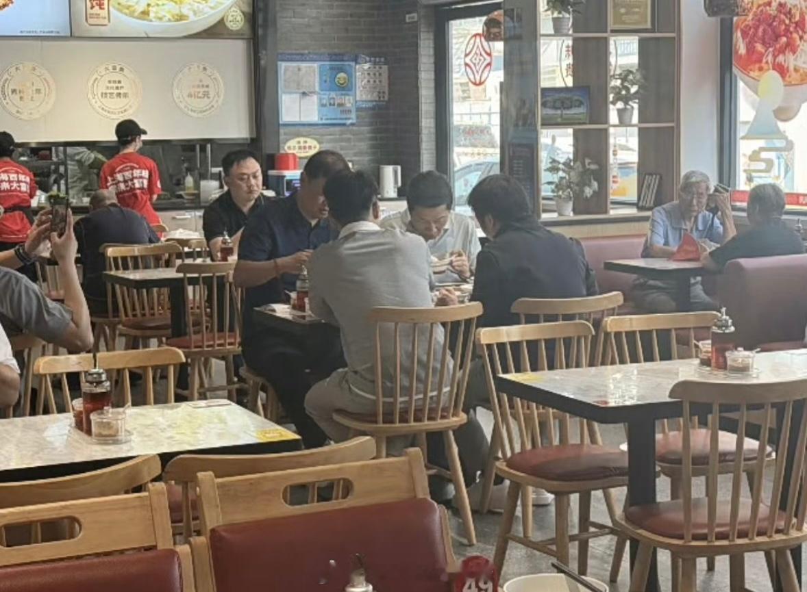 雷军上海吃早餐被偶遇 有没有一起吃饭的啊 ​​​