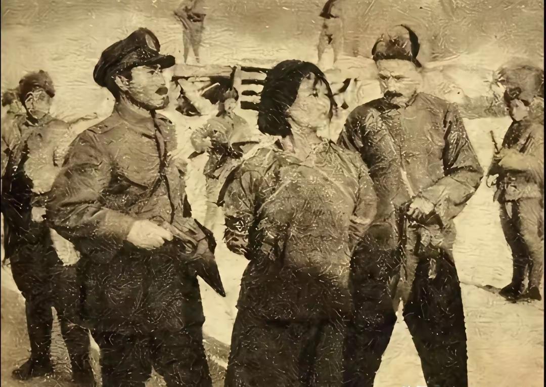 徐德兰，1917 年生于山东峄县贫苦农家，15 岁投身革命，17 岁入党。193