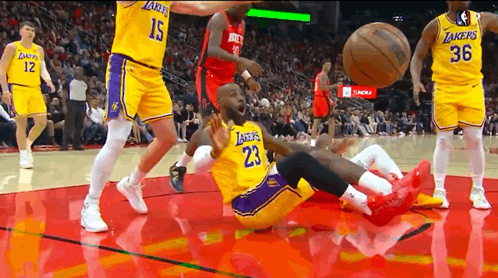 老詹今晚的高光时刻：吼八村不防守，嚷裁判不给哨，两记扣篮非常精彩。
湖人赢下卡位