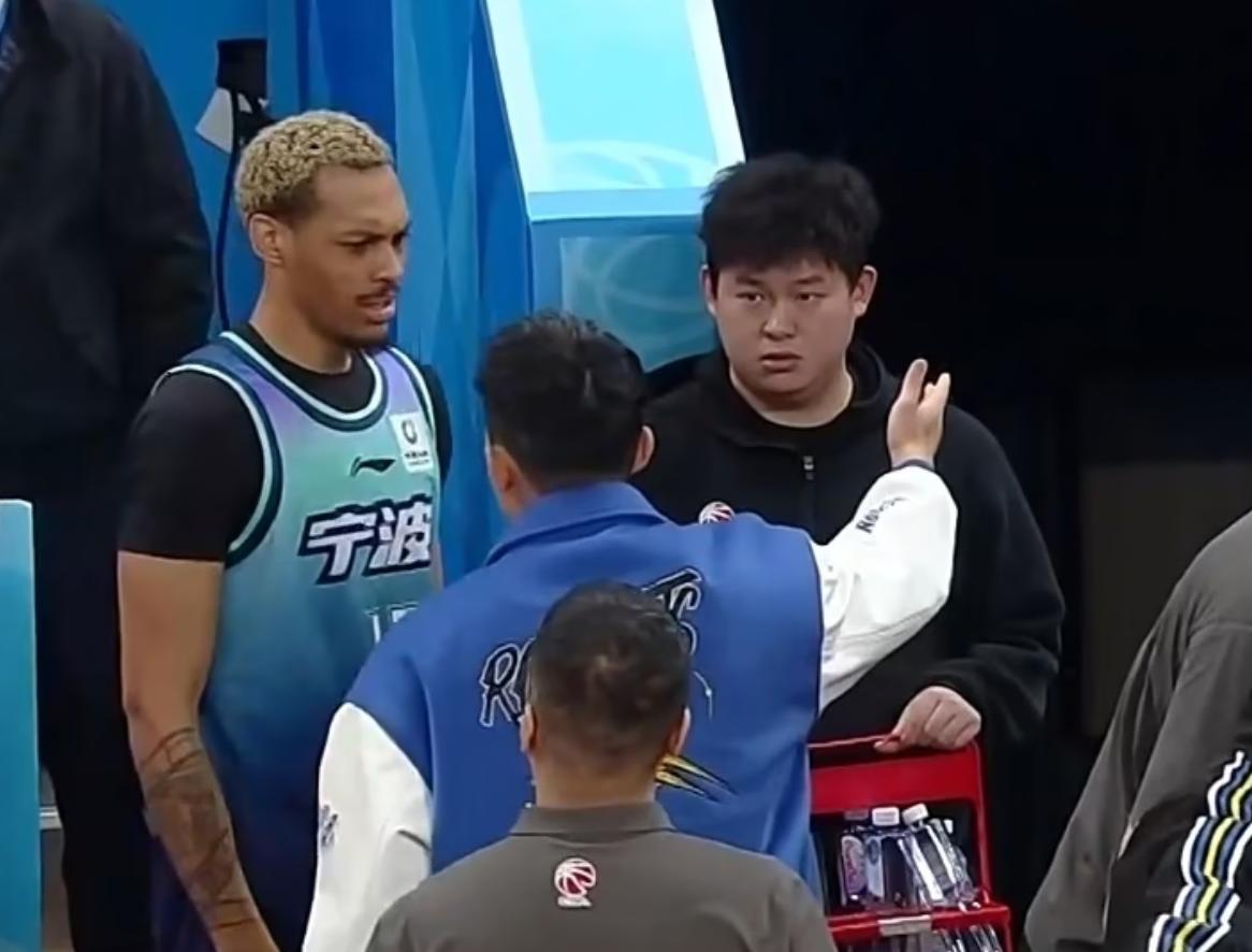 CBA罕见，广东队前外援与队友发生冲突，被直接辞退！
昨晚，宁波队坐镇主场PK上