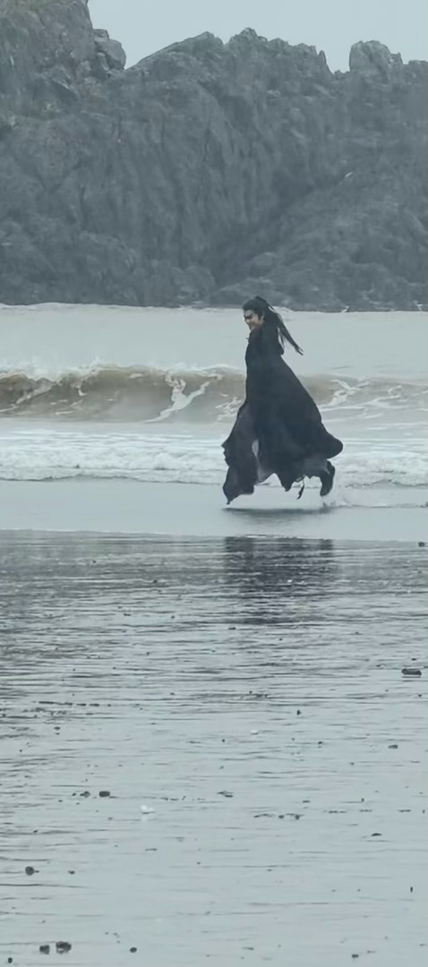 李昀锐被浪潮追了李昀锐看到浪潮过来撒腿就跑我不中了怎么会这么搞笑 