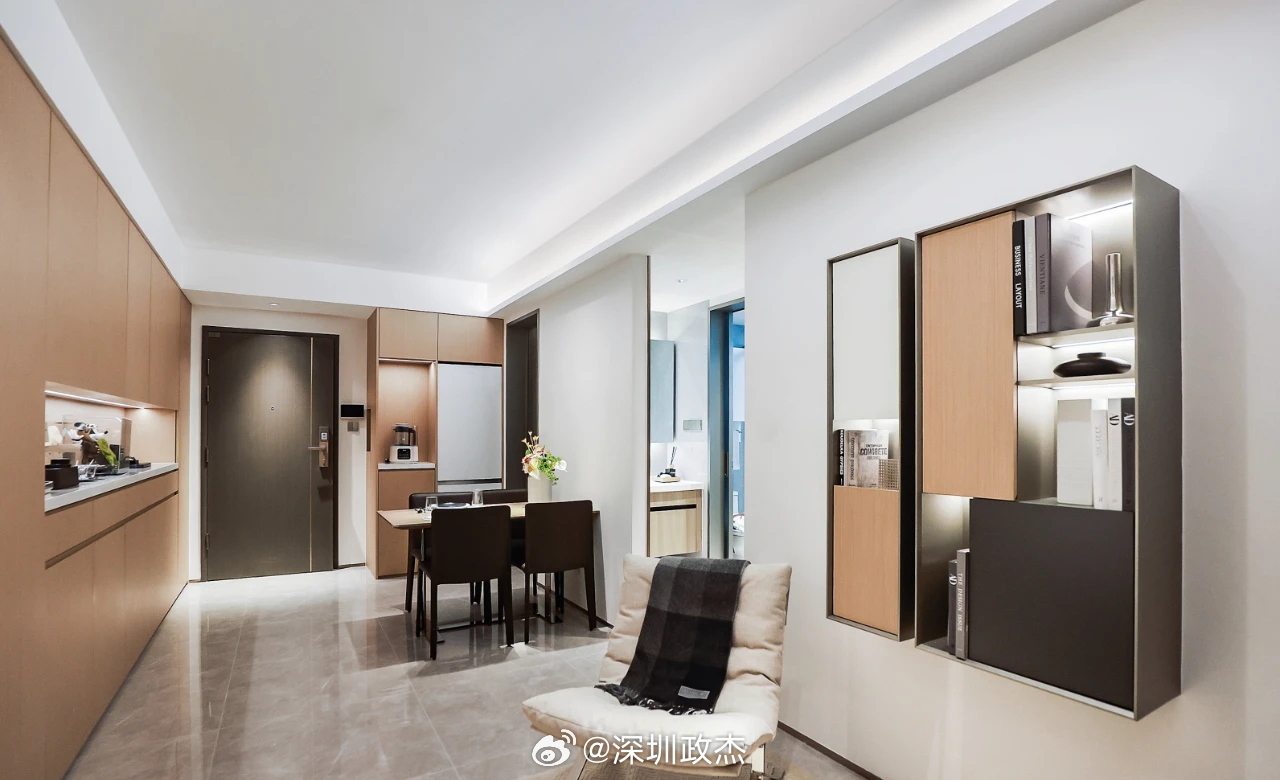 与此同时，南山安居房山樾湾花园4.2万左右的均价，1600批客户选房，最后391