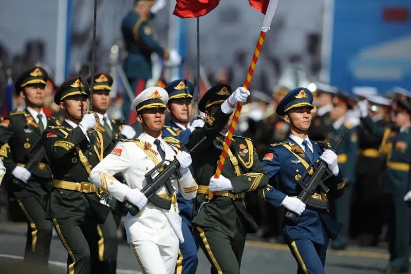 这是我国的大国重器
《中国十大顶尖武器造价》
1、福建号航空母舰：400亿；
2