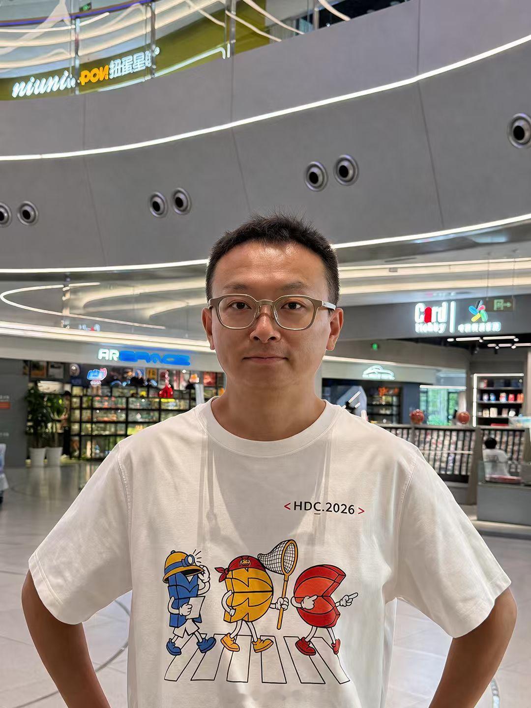 科技博主集体换AI眼镜 最近逛展会、跑发布会发现一个很有意思的现象，不少科技博主
