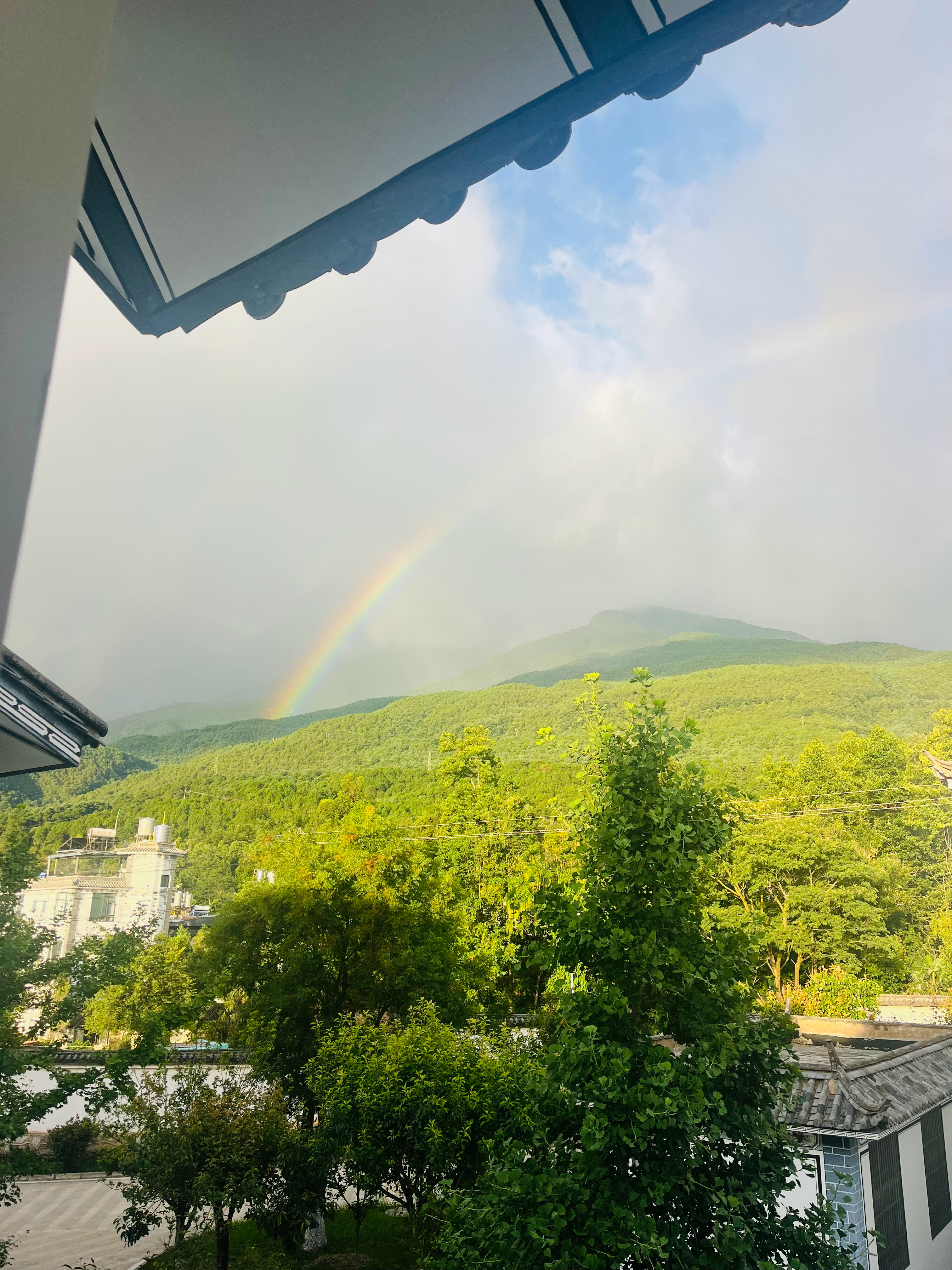 青山悬彩虹，蓦然拉帘喜。醒来得相见，平生第一次。       江海菱<开窗>  