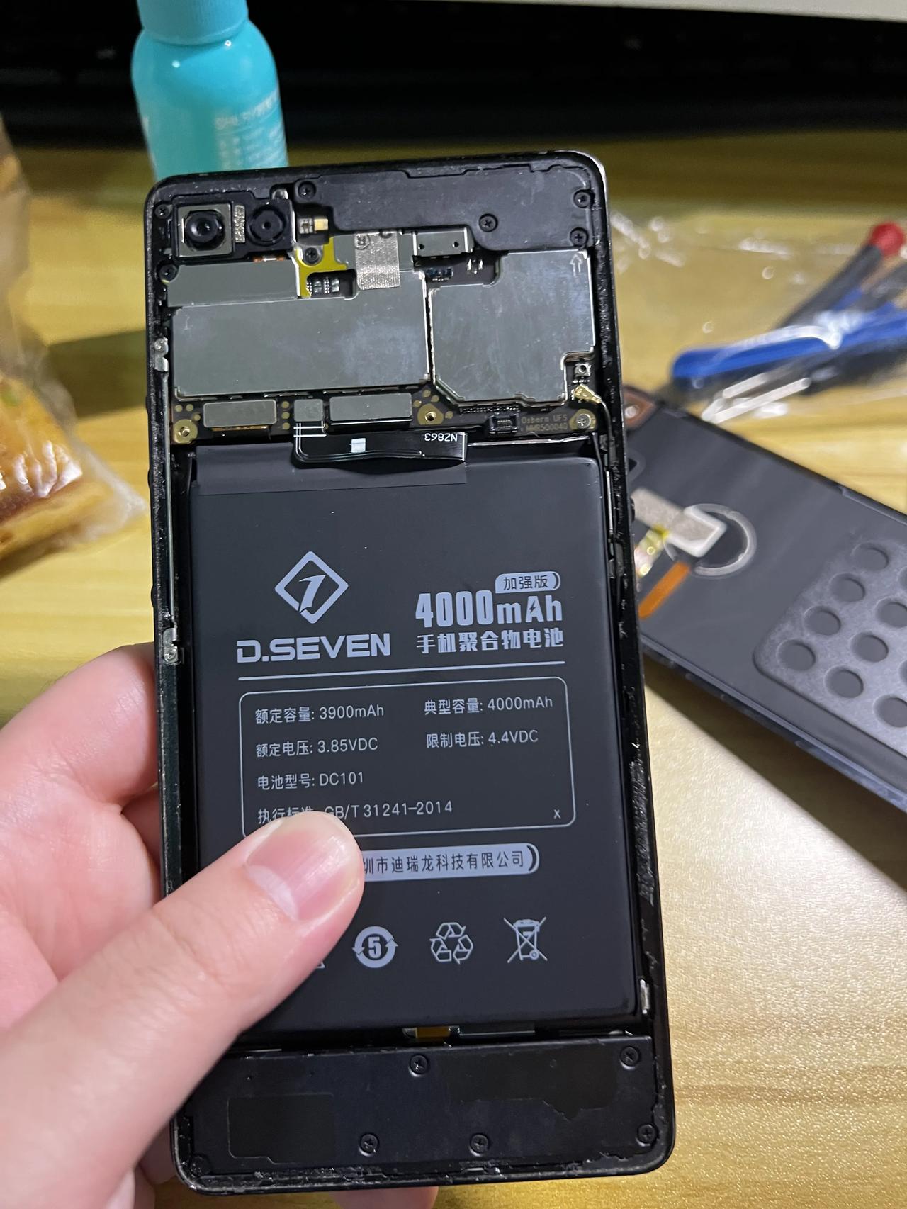 【给坚果Pro2换块电池】
本来没打算继续用的
之前电池鼓包坏了现在换个新电池
