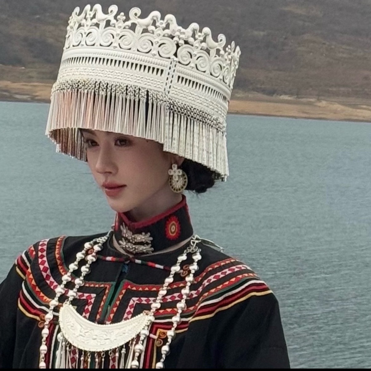 啊啊啊啊啊好特别的造型鞠婧祎民族造型鞠婧祎彝族造型