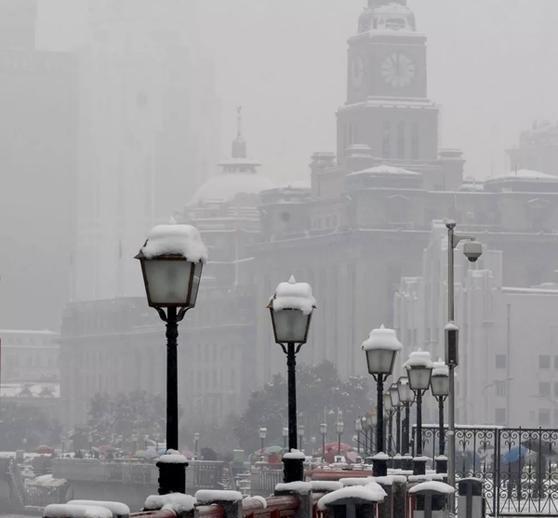 《25年降雪数据告诉你，上海下雪有多罕见？》2026年1月20日清晨，上海多个郊