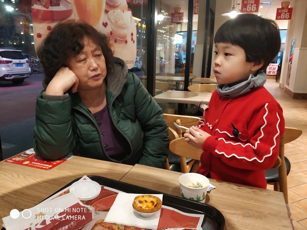 小孙女近期照片编辑。
2月8日 在肯德基地直店。
21日 自己在家吃晚饭。
22