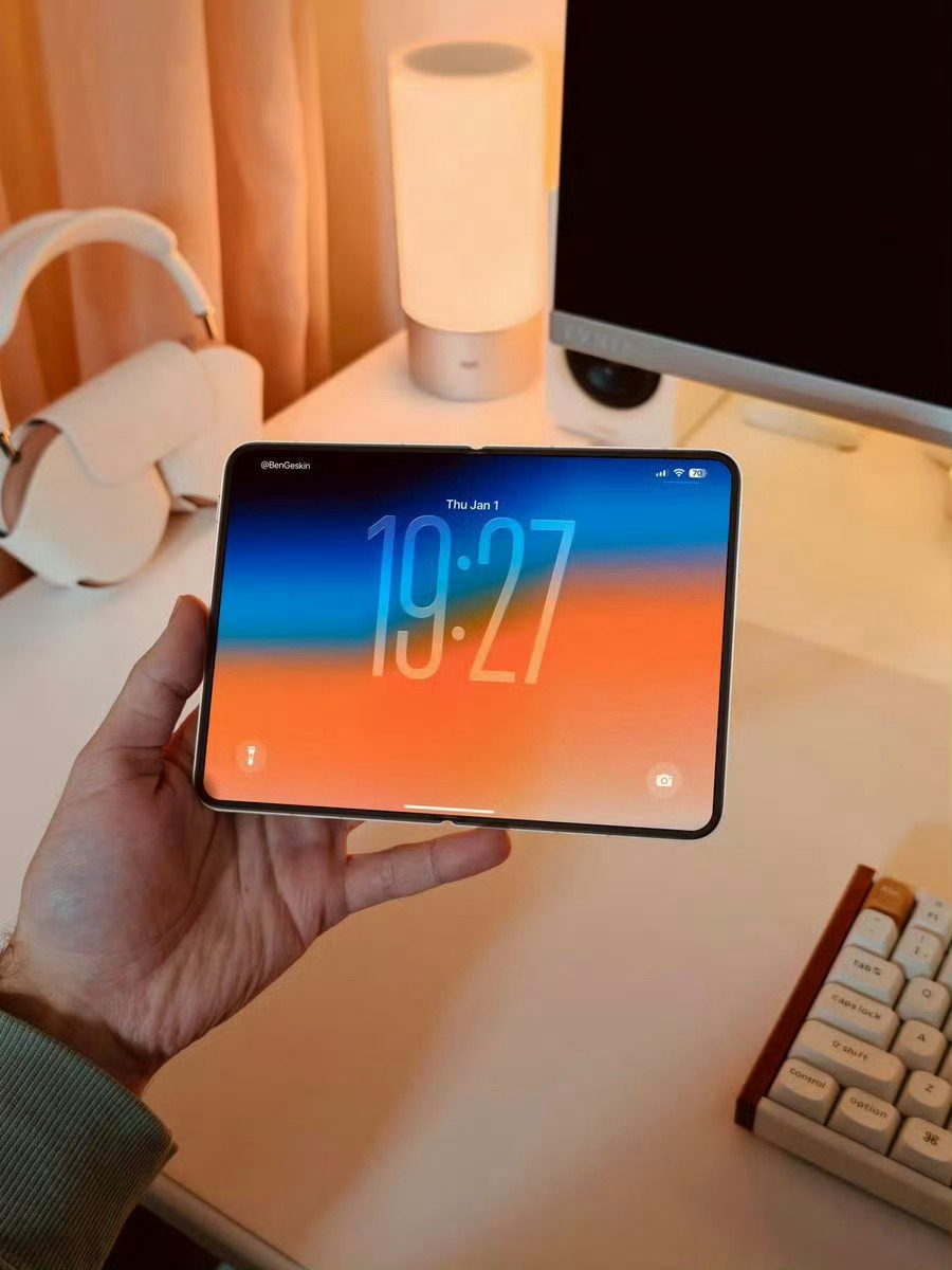 iPhoneFold上手这种阔折叠的形态还挺好看的，一方面是折痕控制，软件适配，
