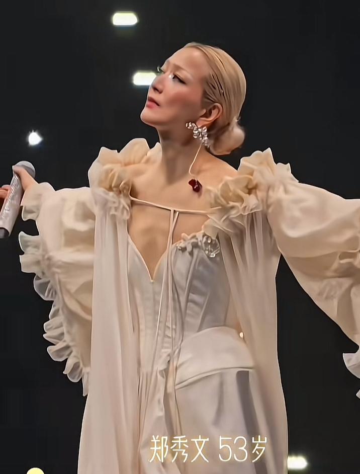郑秀文的审美真让人看不懂。为了追求极致骨感，硬是把自己饿成了排骨架。前面空荡荡的