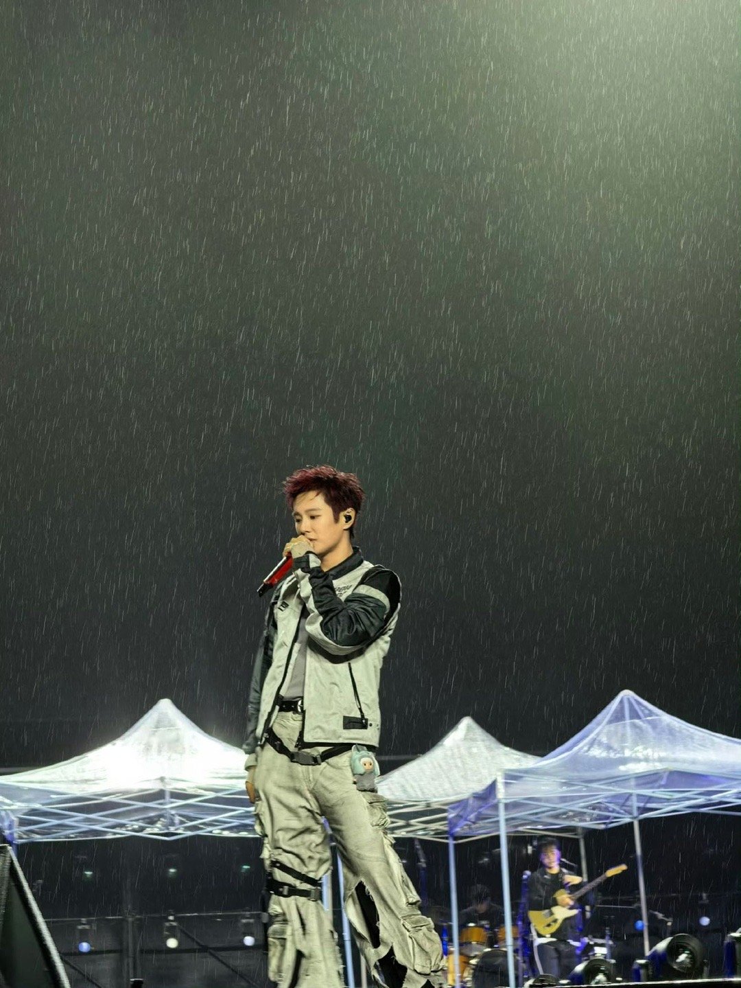 论如何在音乐节上帅得与众不同？看李汶翰示范就够了！造型酷帅有型，表演深情动人，但