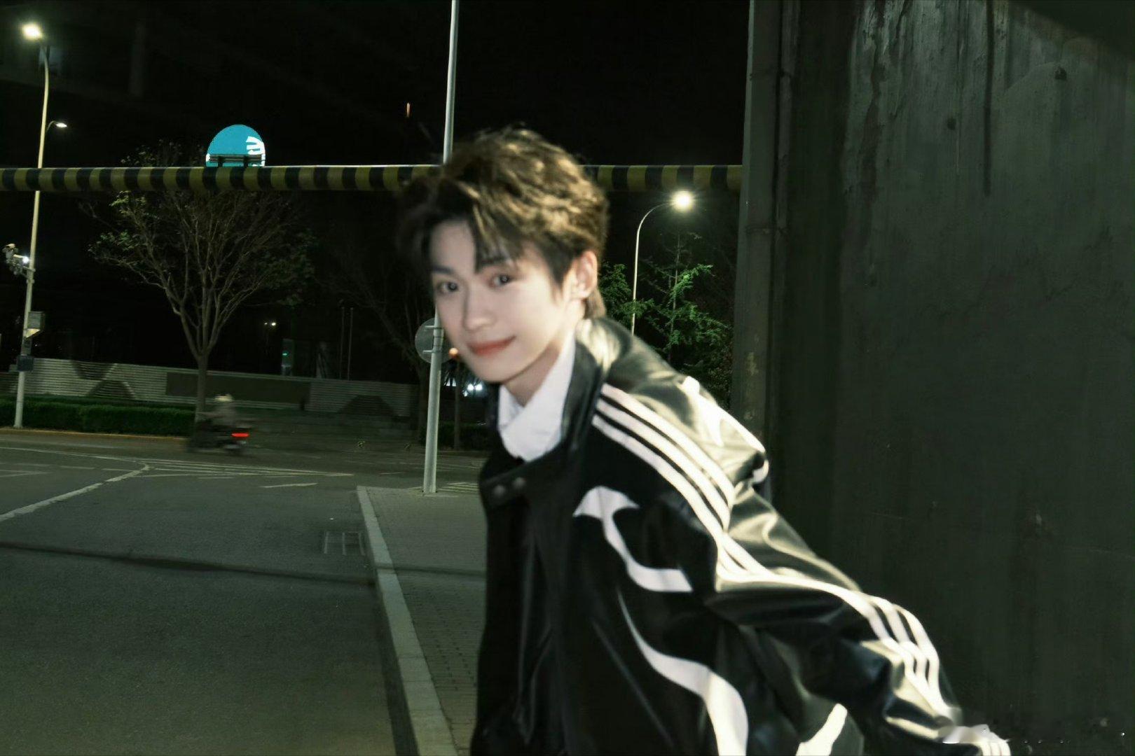 梓渝散步街角和梓渝一起吹个晚风被梓渝的街角随拍狠狠拿捏，松弛感与少年感完美融合，