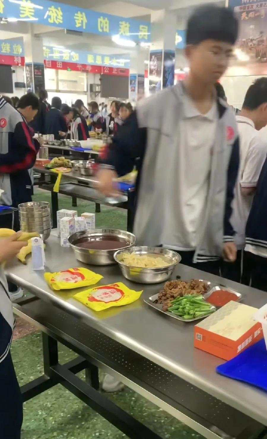 冠县中学食堂站着吃饭，看平时就餐照片，不是普通餐桌，特殊款式，只能站着吃！像工厂