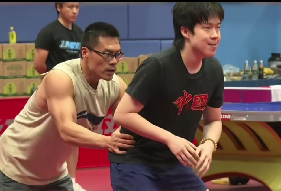 楚钦练的那叫一个咬牙切齿；这两天封训结束，国乒的消息不断传来，楚钦跟体能老师训练