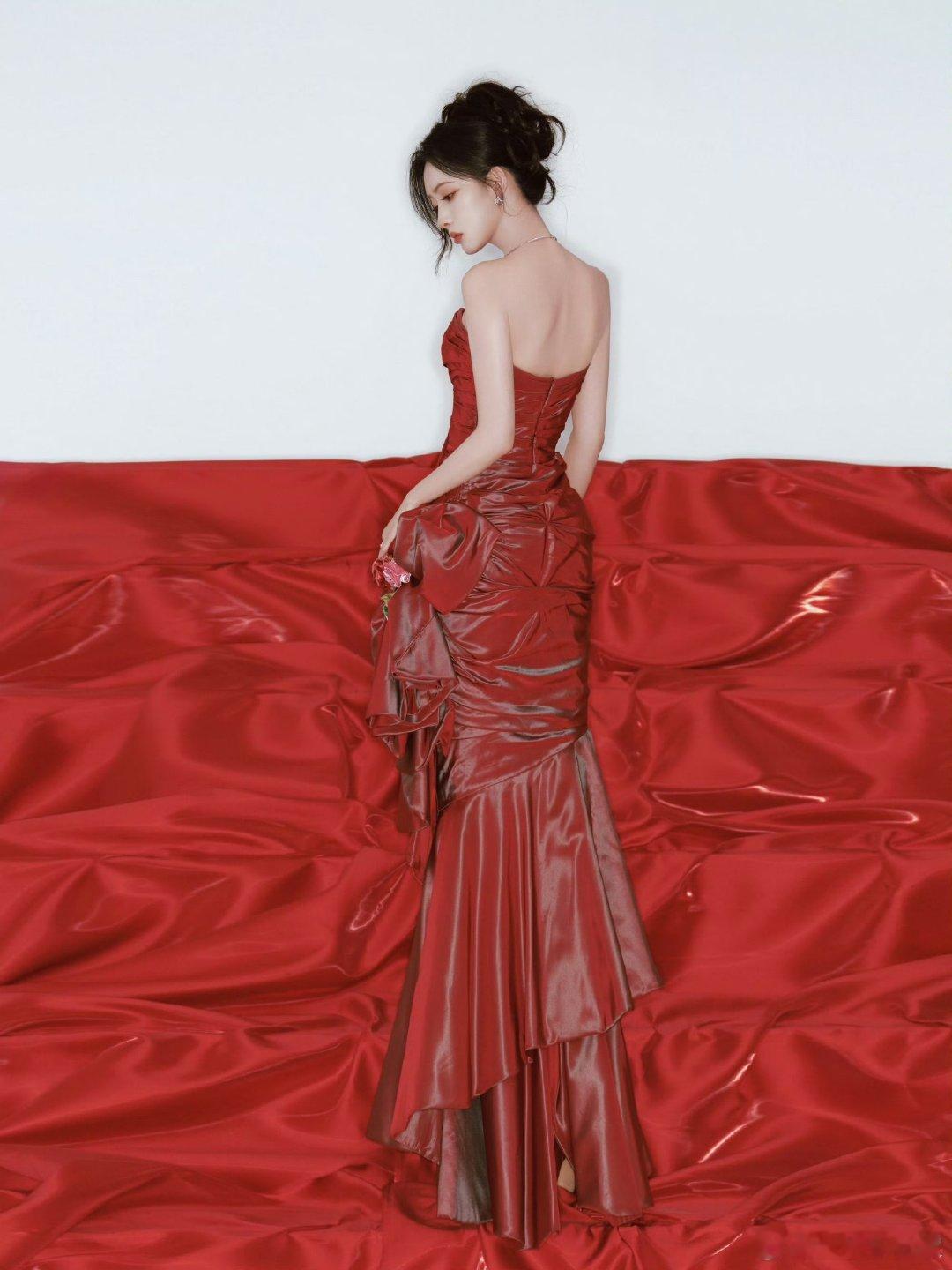 孟子义 经济上行的美 尖叫之夜红毯杀疯了！冰裂纹婚纱自带故事感，1991 古董红