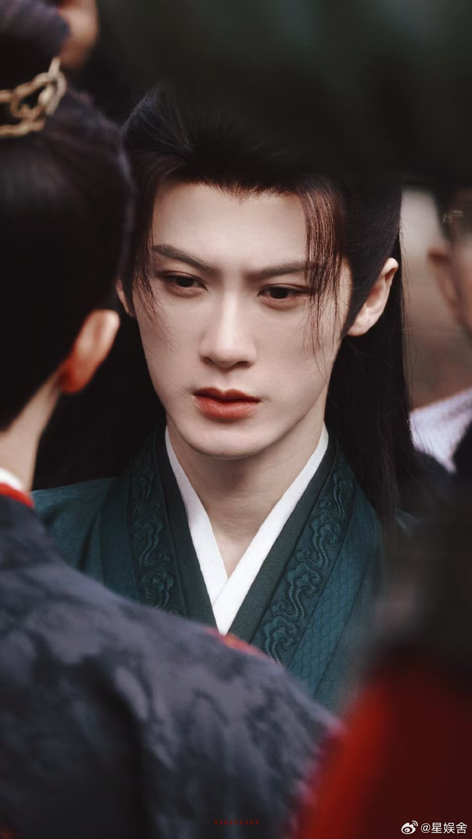 檀健次酒不醉人人自醉 檀健次何不同舟渡长袍饮酒 何不同舟渡里檀健次这组长袍饮酒路