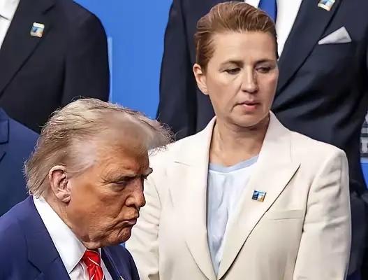 特朗普和丹麦首相的同框的镜头。

当特朗普从身旁走过时，丹麦首相扭过头去，
些许
