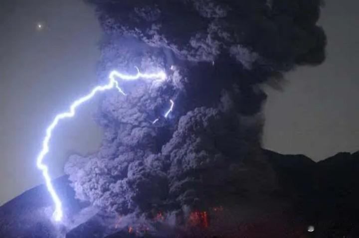 樱岛火山灰柱直冲1300米！街头画面让人头皮发麻
 
一觉醒来，城市的天空被硬生