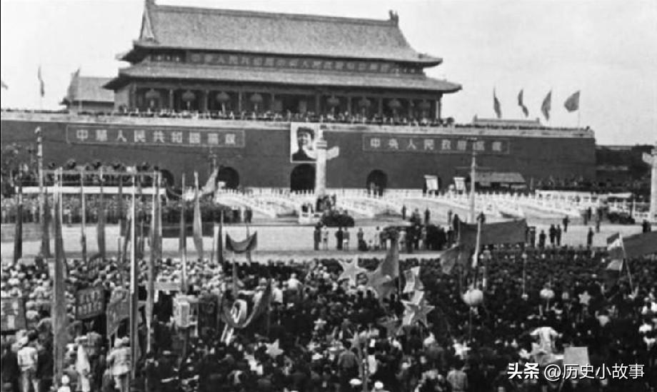 新中国成立后，清华大学最大的战略失误有两个：一是1952年没有扛住压力，把全部理