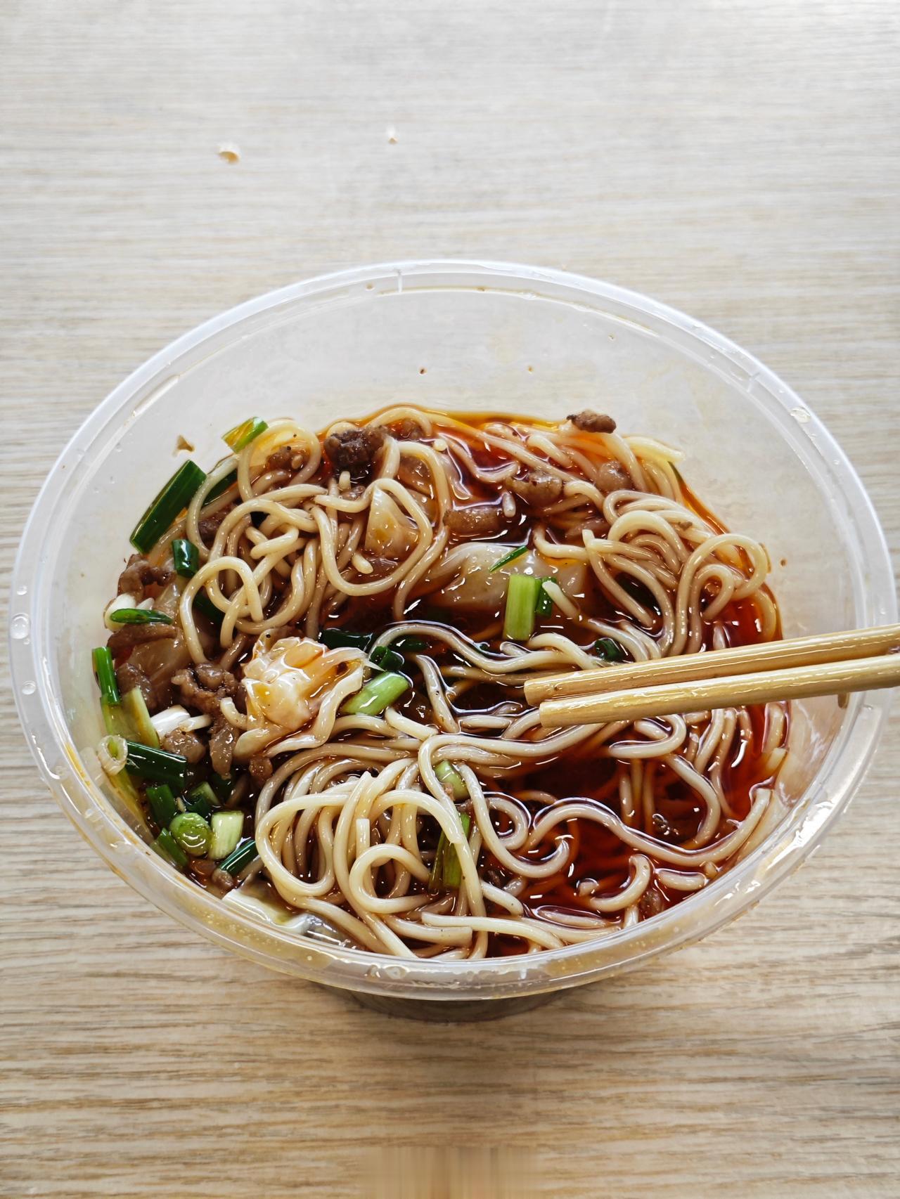 成都，炸酱面而已，弄那么辣干嘛。[发怒]