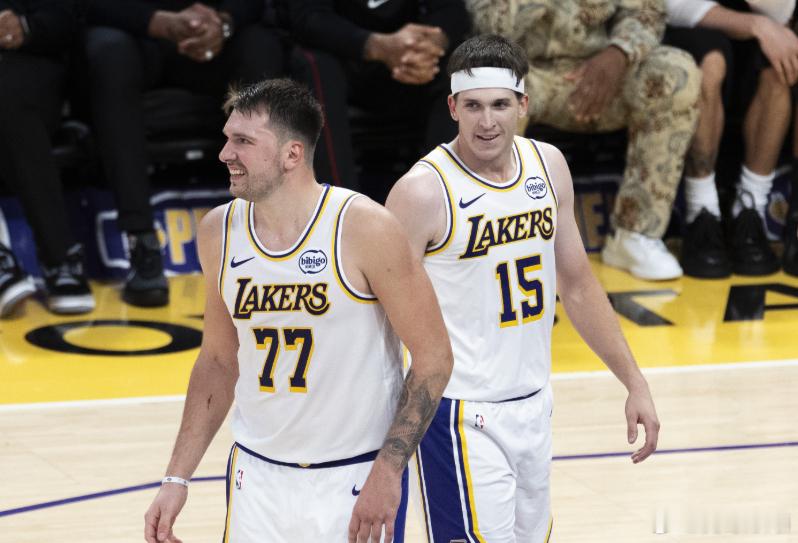 NBA常规赛，湖人客场121-111力克黄蜂。本场比赛里夫斯出战29分钟，17投