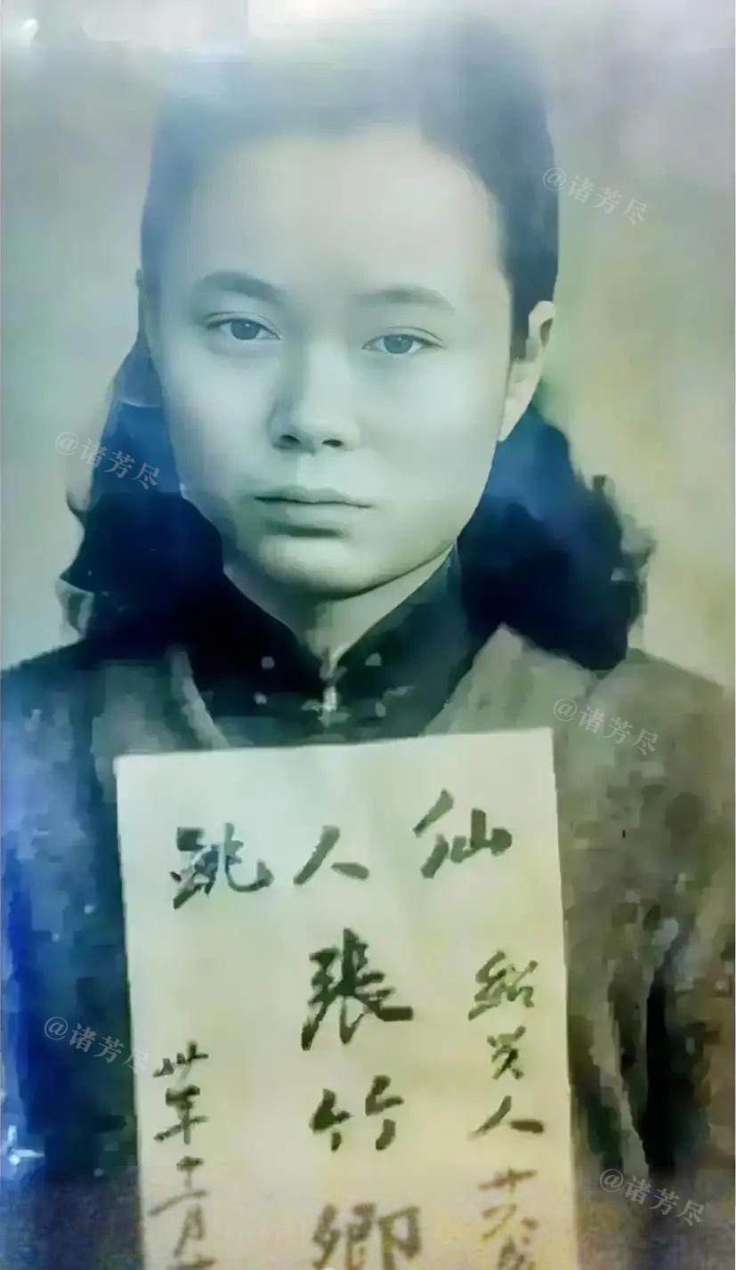 1934年，上海，一名玩“仙人跳”的女子被警察局逮捕，镜头中的她看上去十分落寞，