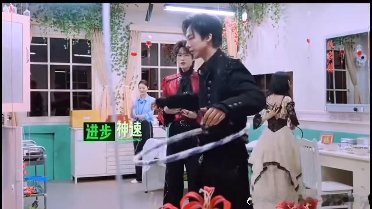 张凌赫丁程鑫教刘宇宁转呼啦圈开始推理吧休闲游戏时刻欢乐加倍，两位小能手一同指导刘