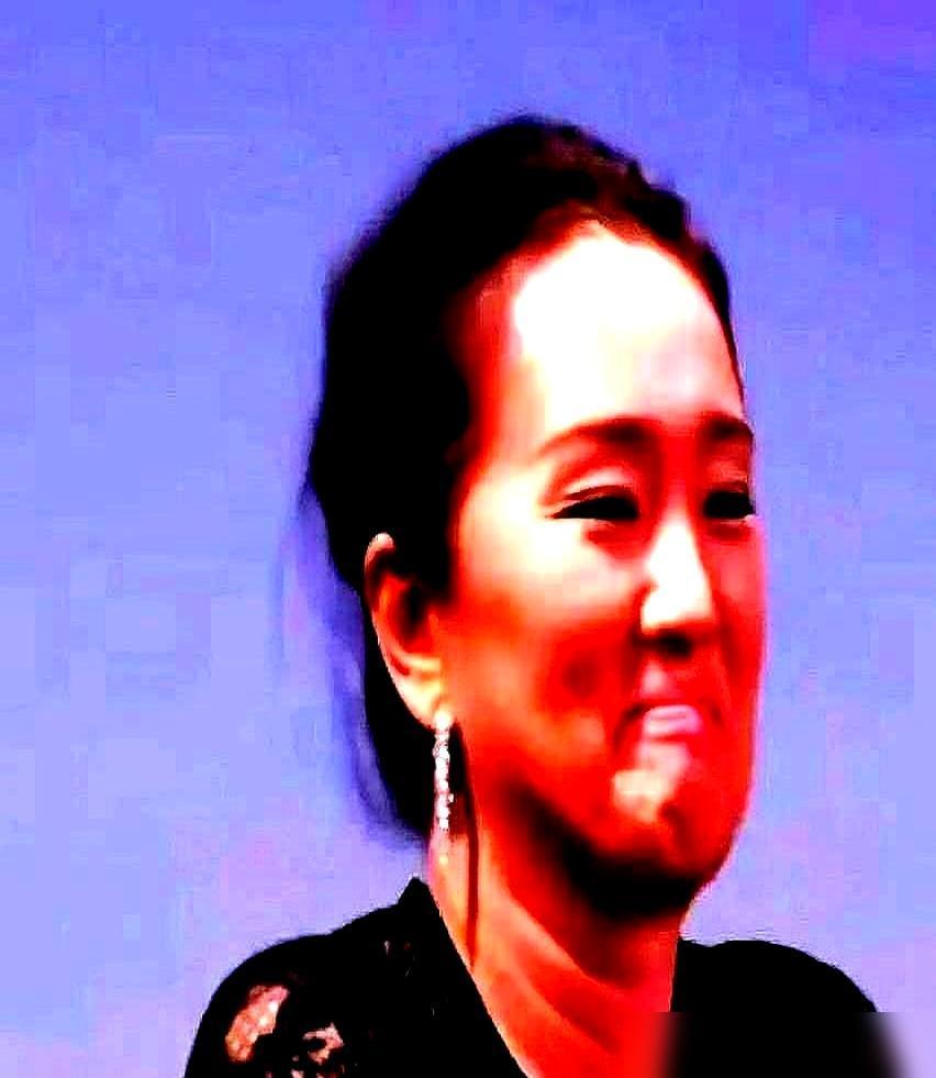 张艺谋当年甩出一句“不就是一张纸吗？”，竟把苦等八年的巩俐直接打入冰窟！
 
想