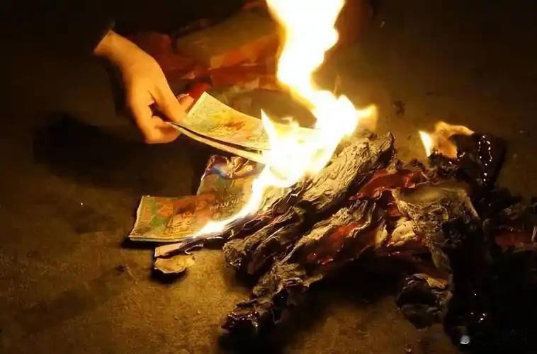 你是怎样寄托哀思的
中元时节祭先人，
一盏心灯寄寸心。
缅怀先祖承良训，
善待家