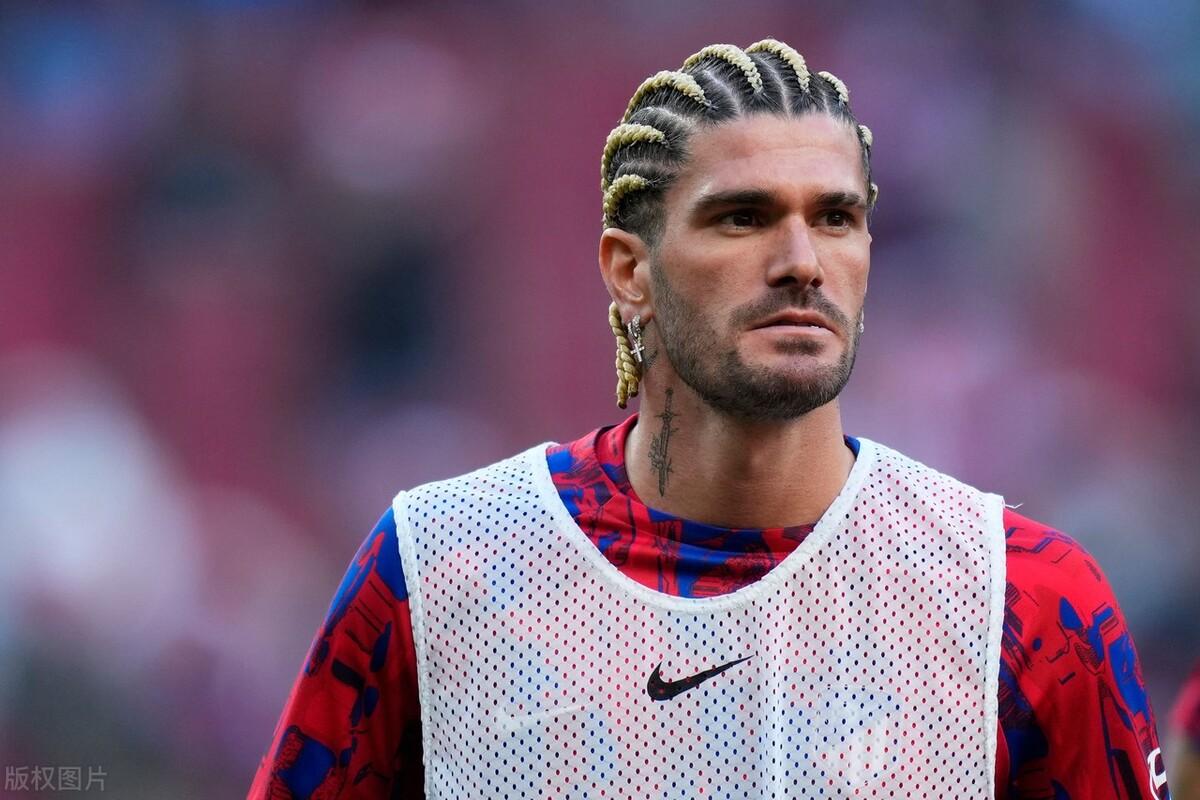 德保罗的新发型会不会吓到梅西？[捂脸]小辫子，不要跑，老大来帮你……处理掉。[笑