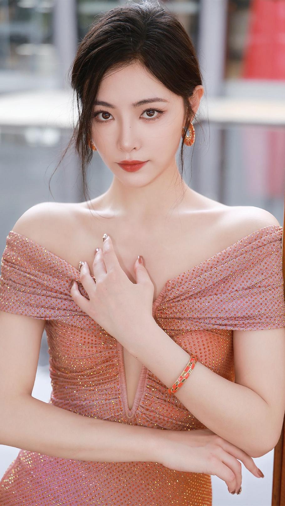 《粉金裙的白日梦》
 原创诗词 原创看图片配诗 
裙上碎光踮着脚
在一字肩的褶皱