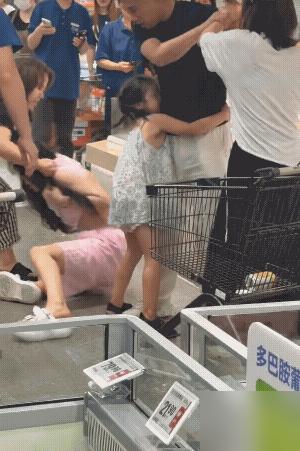 原配带着孩子逛盒马，碰到了老公……小女孩好可怜，也很勇敢。

说真的我见过太多同