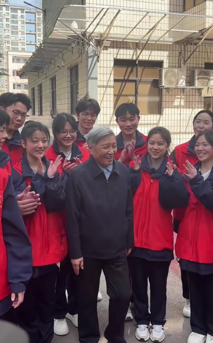 3月21日，福耀科技大学校长王树国到访灵宝市第一高级中学，这位自带光环的教育界顶
