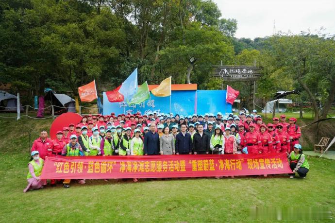 台州一群人6年初心不改守护一条海岸线近日，台州市“红蓝环”净海净滩志愿服务项目成
