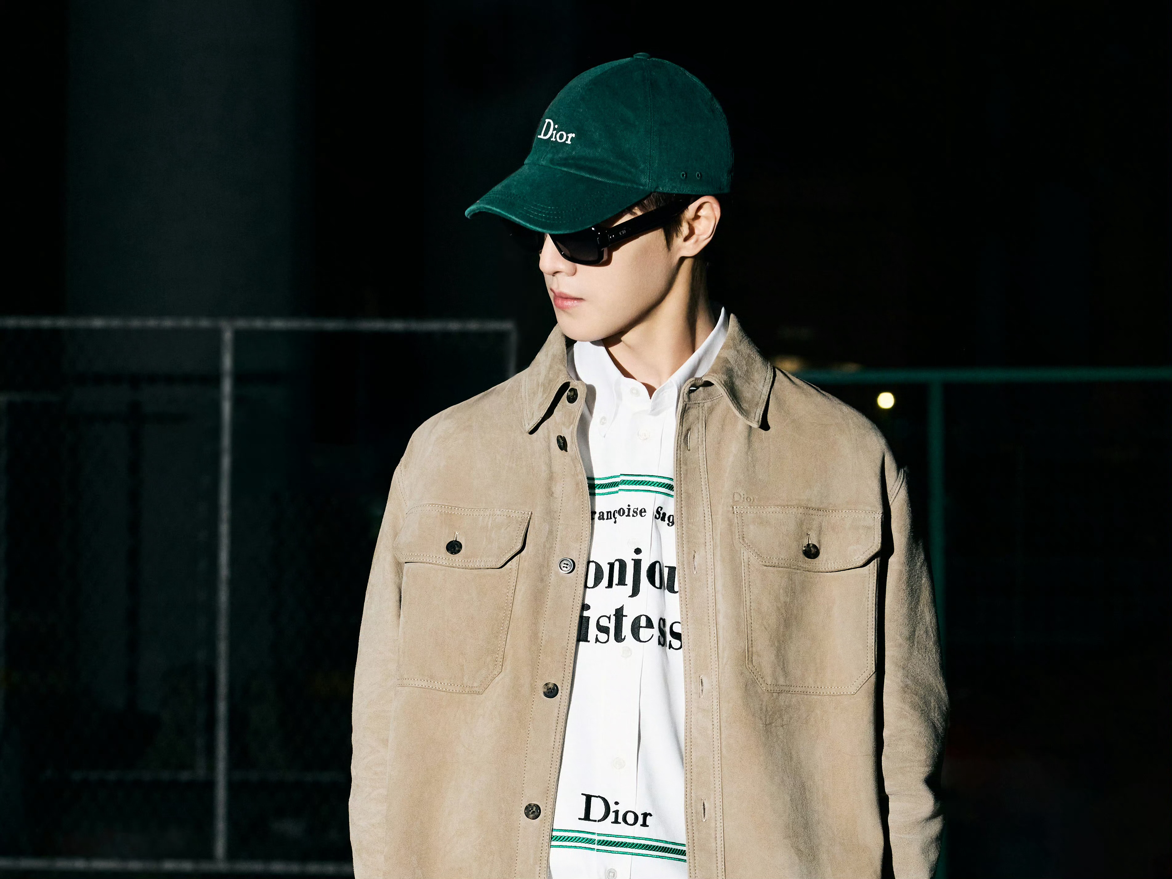 李昀锐巴黎时装周出发图好完美的颜值燥侯闪耀巴黎李昀锐