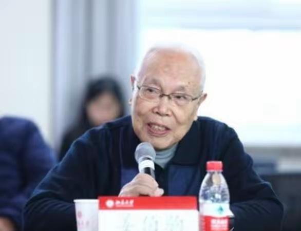 中美差距有多大？”中国科学院院士姜伯驹一语惊人：“不是别人卡我们脖子，而是我们的