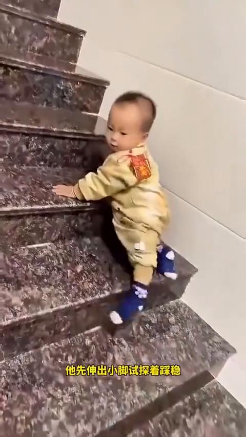 下楼的小流程。
家里的楼梯宝宝每天都要爬几遍，渐渐也摸索出了自己的小规律。他先伸